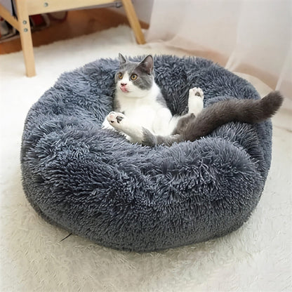 Vista lateral de cama para perro grande gris oscuro mostrando el relleno suave
